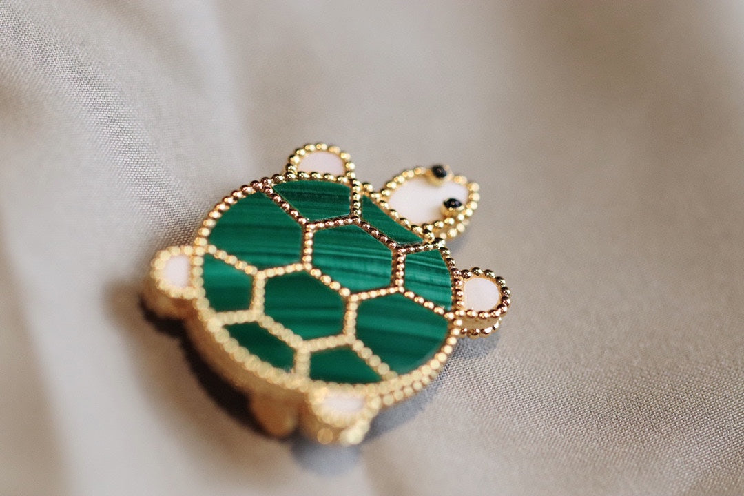 VCA Brooch 02