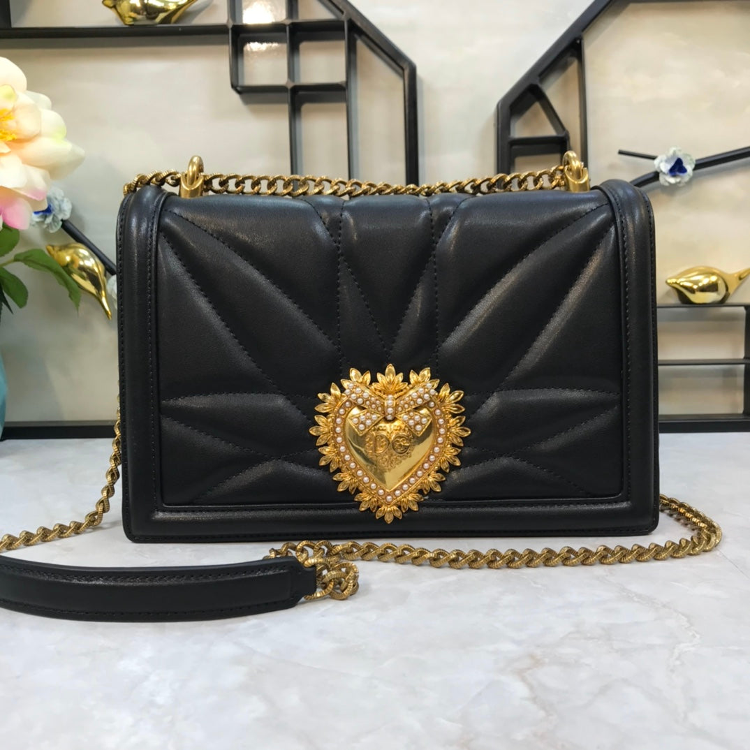 large devotion 26cm shouder bag black qulted cafskin