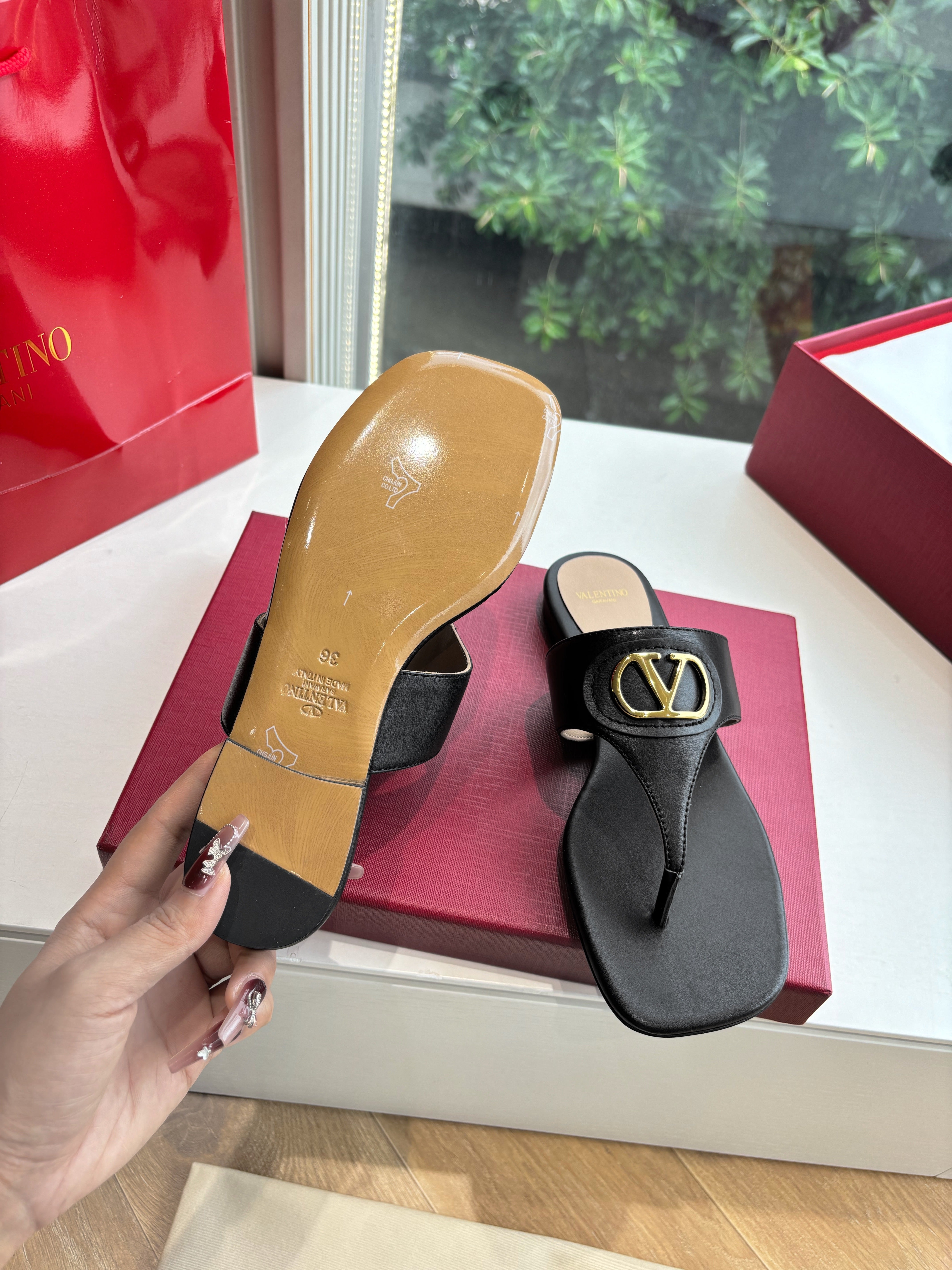 VT 25 Thong Sandals Black Sheepskin Slide