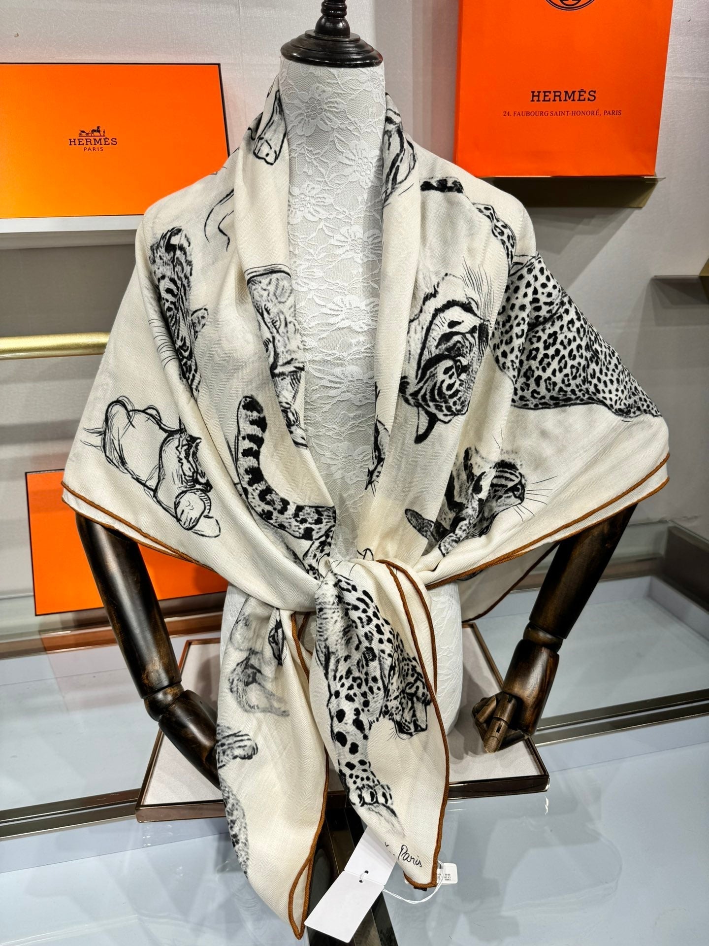 Dans L'atelier De Robert Dallet Sacrf 140 CM In White Black Cashmere And Mulberry Silk 379768