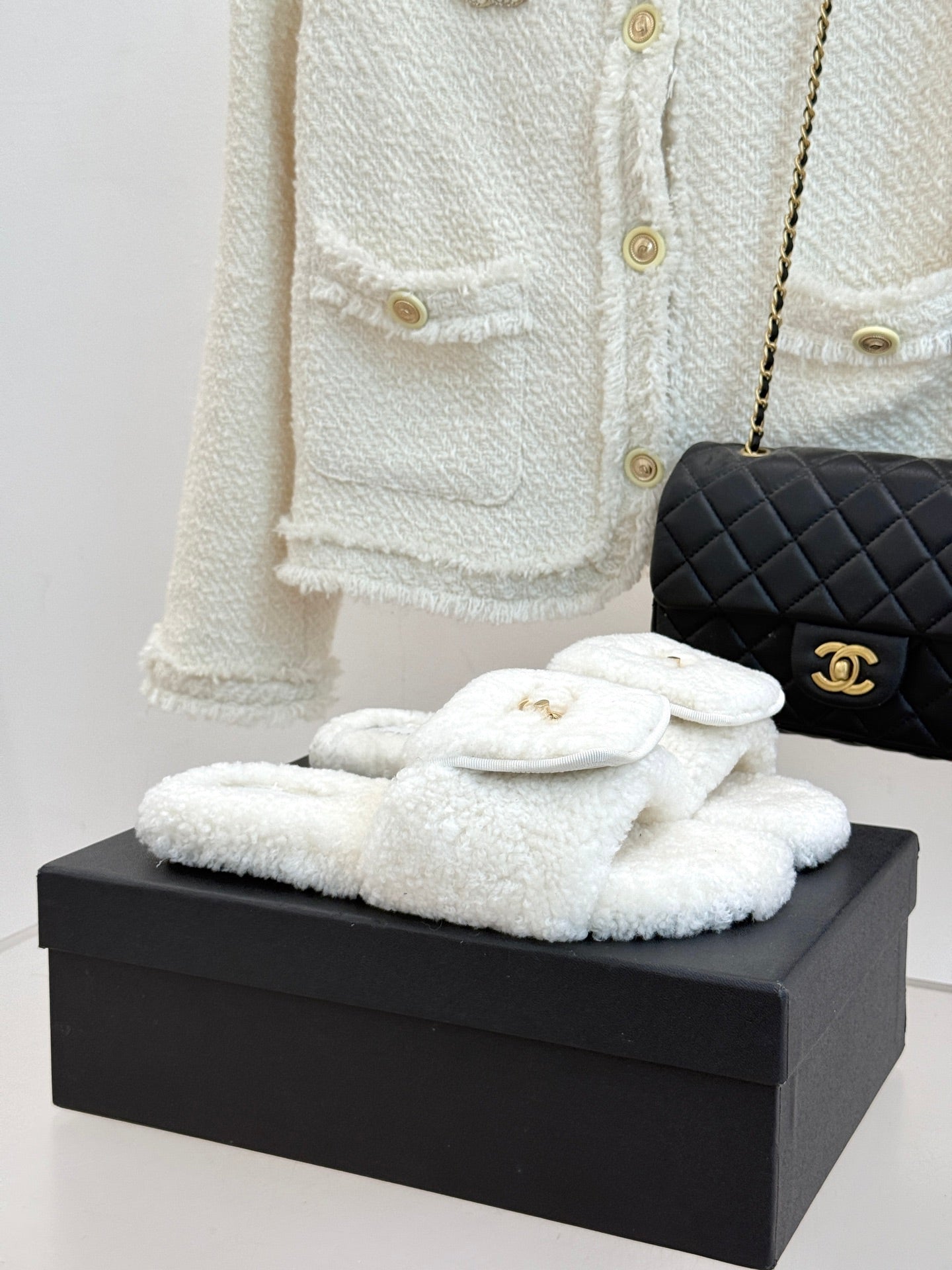 Chanel 25 Buckle Flip-up Thick-soled Slippers White Wool 465383