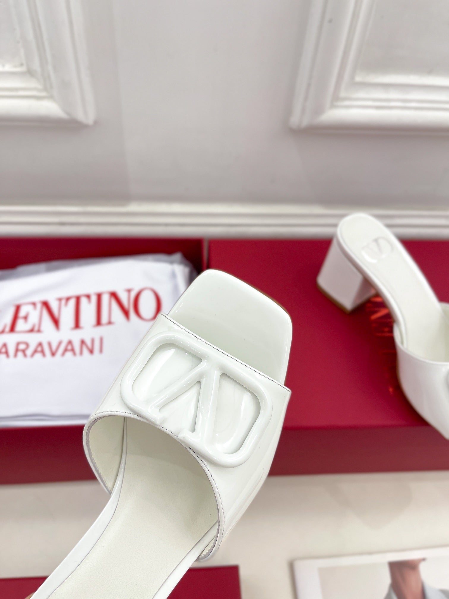 Vlogo 60 Patent Sandal White Leather